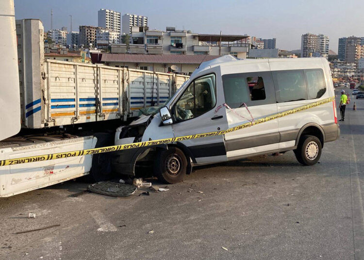 Mersin'de öğrencileri taşıyan minibüs TIR'a çarptı: 2 ölü, 10 yaralı 1 Mersin’de öğrencileri taşıyan minibüs TIR’a çarptı: 2 ölü, 10 yaralı