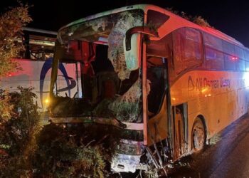 Yolcu otobüsü kontrolden çıkıp refüje çarptı: 1 ölü, 13 yaralı