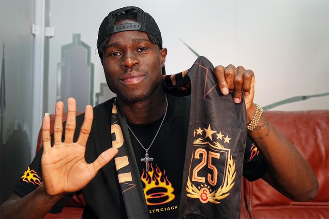 Galatasaray'ın yeni transferi Wilfried Singo, İstanbul'a geldi 1 Galatasaray’ın yeni transferi Wilfried Singo, İstanbul’a geldi