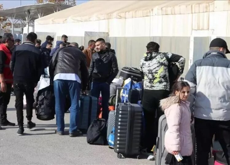 Rejim değişikliği sonrası ülkesine dönen Suriyeli sayısı 411 bin 1 Rejim değişikliği sonrası ülkesine dönen Suriyeli sayısı 411 bin