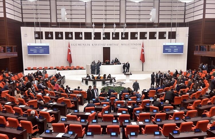 Uçum'dan yeni anayasa için erteleme sinyali: Bu dönem değil, 29. Meclis yapacak 1 Terörsüz Türkiye Komisyonu ilk toplantısını haftaya yapacak