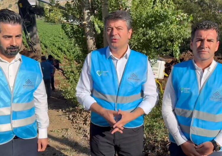Göreve iade edilen Abdurrahman Tutdere ayağının tozuyla sahaya indi 1 Göreve iade edilen Abdurrahman Tutdere ayağının tozuyla sahaya indi