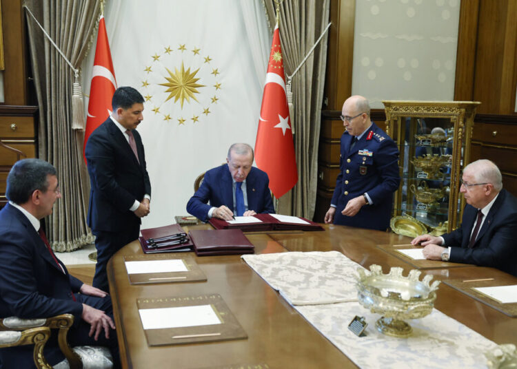 YAŞ kararları: Genelkurmay Başkanı değişti, 43 general ve amiral emekli edildi 1 YAŞ kararları: Genelkurmay Başkanı değişti, 43 general ve amiral emekli edildi