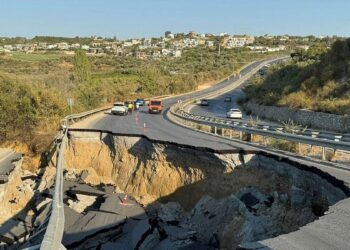 Tarla kazısı sonrasında Söke-Kuşadası Karayolu çöktü