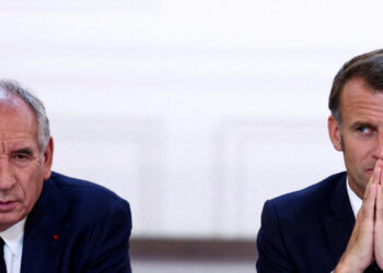 Fransa’da güvenoyu alamayan hükümet düştü