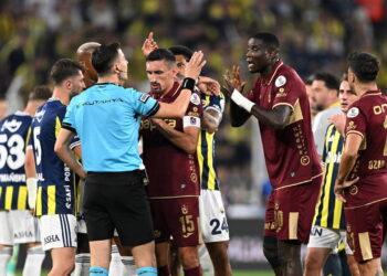Trabzonspor taraftarından TFF binası önünde protesto: Temiz futbol dediniz bizi karanlığa boğdunuz