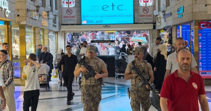 Kuyumcuya çete tehdidi: Özel harekat Kapalıçarşı'da nöbete başladı 1 Kuyumcuya çete tehdidi: Özel harekat Kapalıçarşı’da nöbete başladı