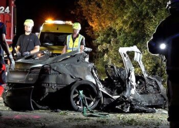 Almanya’da Tesla faciası: Kapılar açılmadı, üç kişi yanarak öldü