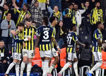 Fenerbahçe 3 maç sonra kazandı, Antalyaspor’u 2 golle geçti