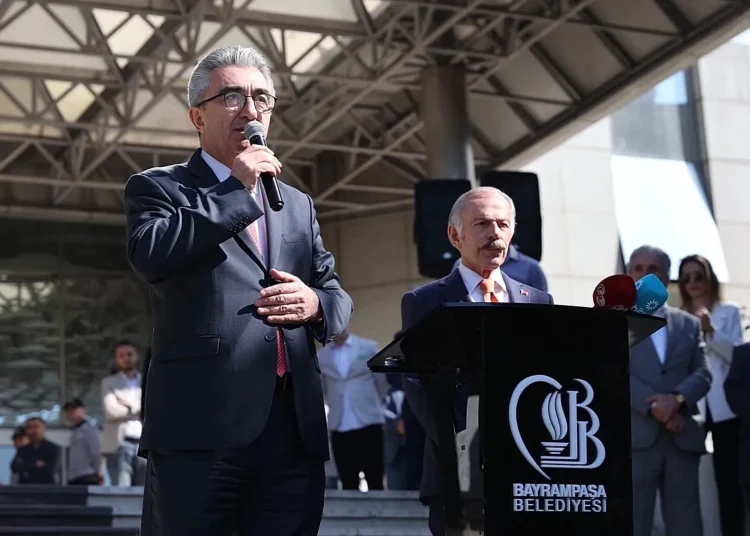 AK Parti'den teklif aldığı iddia edilmişti: Bayrampaşa Belediye Başkanı Hasan Mutlu tutuklandı 1 AK Parti’den teklif aldığı iddia edilmişti: Bayrampaşa Belediye Başkanı Hasan Mutlu tutuklandı
