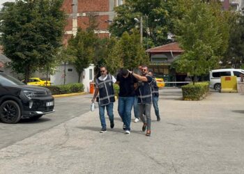 Ambulansı takip edip sağlıkçıları tehdit eden baba-oğul tutuklandı