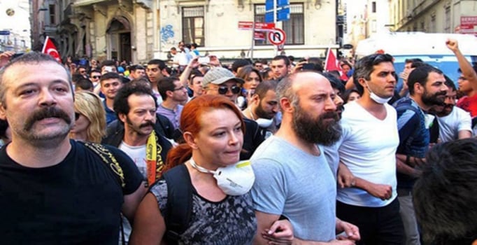 Levent Üzümcü: Yapımcılara listeler gidiyor, ismi olanlar piyasadan siliniyor I Eda Nur Sungur konuştu 4 Levent Üzümcü: Yapımcılara listeler gidiyor, ismi olanlar piyasadan siliniyor I Eda Nur Sungur konuştu