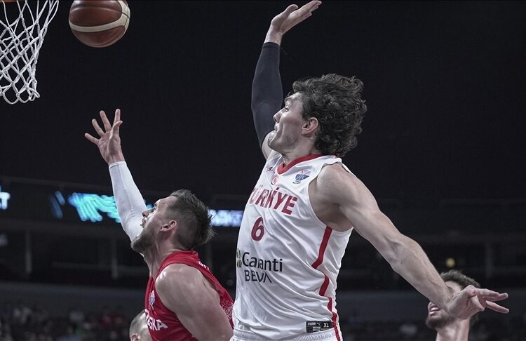 Yunanistan'ı farklı yenen A Milli Basketbol Takımı finalde 1 Yunanistan’ı farklı yenen A Milli Basketbol Takımı finalde