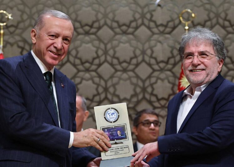 Ahmet Hakan’ın iddiası: Danıştay Başsavcılığı yapan biri, sokaklarda başörtülü avına çıkılmasının hayalini kuruyor