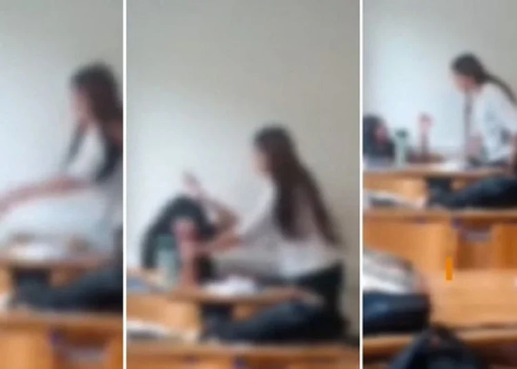 İstanbul'da akran zorbalığı: Bir grup öğrenci sınıftaki kız öğrenciye saldırdı 1 İstanbul’da akran zorbalığı: Bir grup öğrenci sınıftaki kız öğrenciye saldırdı