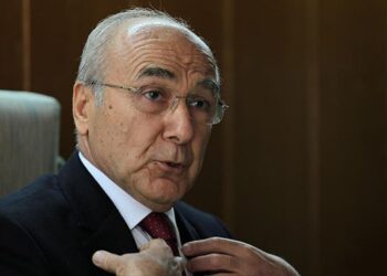 Eski Adana Büyükşehir Belediye Başkanı Durak uçakta fenalaştı