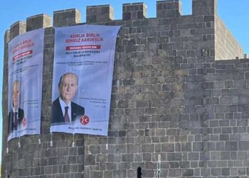 Devlet Bahçeli'nin posteri Diyarbakır Surları'na asıldı 2 Devlet Bahçeli’nin posteri Diyarbakır Surları’na asıldı