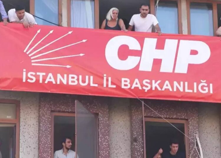 Bahçelievler'deki binaya CHP İstanbul İl Başkanlığı yazısı asıldı 1 Bahçelievler’deki binaya CHP İstanbul İl Başkanlığı yazısı asıldı