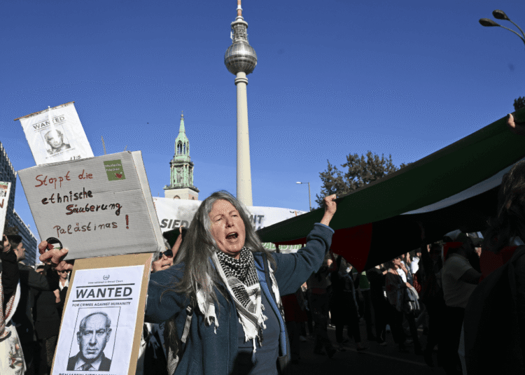 Berlin’de düzenlenen Filistin’e destek yürüyüşüne 50 binden fazla kişi katıldı