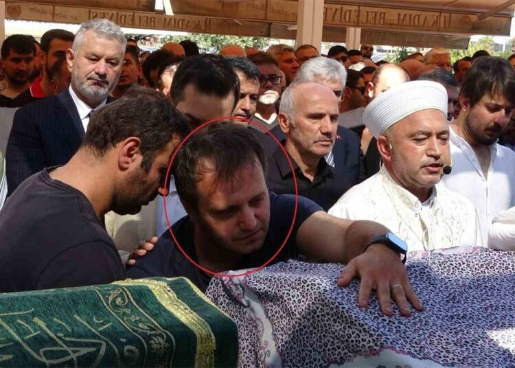 Tabuta sarılarak ağlamıştı: Cinayetten tutuklandı 1 Tabuta sarılarak ağlamıştı: Cinayetten tutuklandı