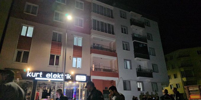 İki kadın pompalı tüfekle apartmanı taradı 1 İki kadın pompalı tüfekle apartmanı taradı