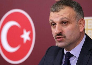 Başörtüsü yasağına karşı çıkan Oktay Saral Erdoğan’ın talimatıyla görevden ayrıldı 2 Cumhurbaşkanı Başdanışmanı Saral, bu sefer de Manifest grubunu hedef aldı