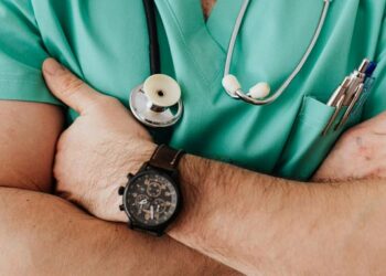 Kamuda çalışan doktor veresiye tutmuş: ‘Bıçak parası getir taburcu ol’