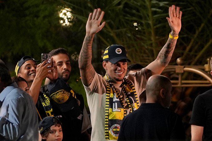 Dünyaca ünlü kaleci artık Fenerbahçeli: İstanbul'a geldi 1 Dünyaca ünlü kaleci artık Fenerbahçeli: İstanbul’a geldi