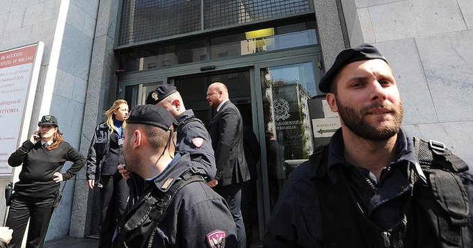 Uzun namlulu silahlarla yakalanmışlardı: İtalya'yı ayağa kaldıran 2 Türk'ün kim olduğu ortaya çıktı 1 Uzun namlulu silahlarla yakalanmışlardı: İtalya’yı ayağa kaldıran 2 Türk’ün kim olduğu ortaya çıktı