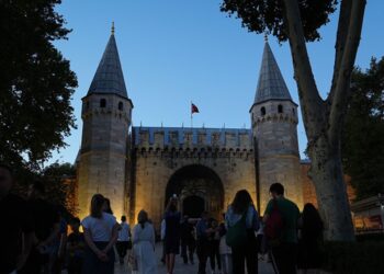 Yaz boyu süren Topkapı Sarayı gece turları sona eriyor