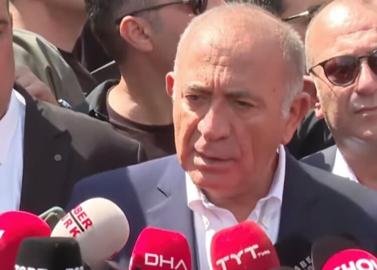 Mahkeme itirazı reddetti, Gürsel Tekin görevini sürdürecek 1 Kayyım Gürsel Tekin polis desteğiyle CHP il binasına girdi