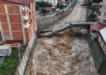 Sel, Artvin Borçka’daki tarihi köprüyü yıktı
