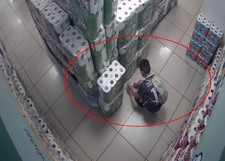 Markette peçeteleri yakan çocuk, devlet korumasına alındı
