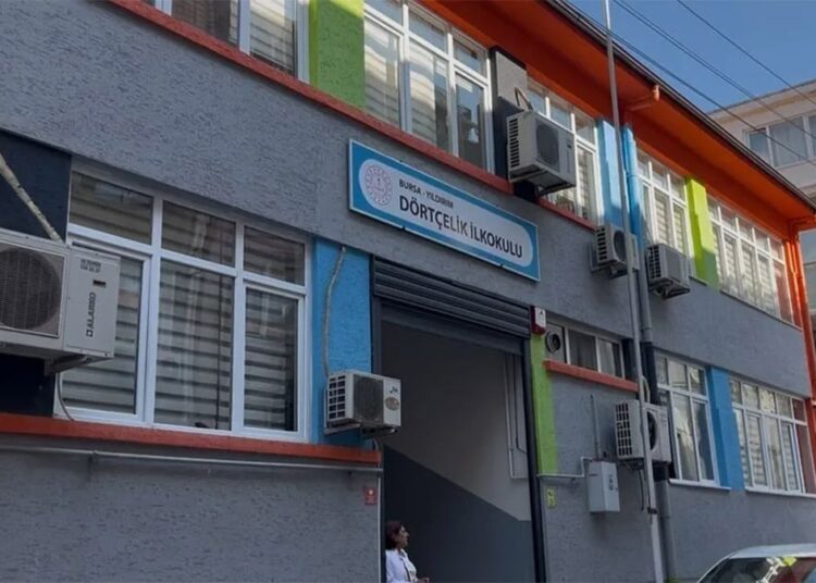 Öğretmen parmağı kopan çocuğu derste tuttu 1 Öğretmen parmağı kopan çocuğu derste tuttu