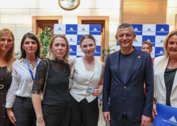 Özgür Özel, Nehir Zeyrek’in üniversite kaydına eşlik etti