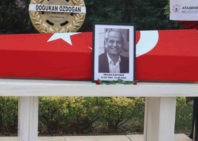 Cumhuriyet Savcısı Kayhan son yolculuğuna uğurlandı 1 Cumhuriyet Savcısı Kayhan son yolculuğuna uğurlandı