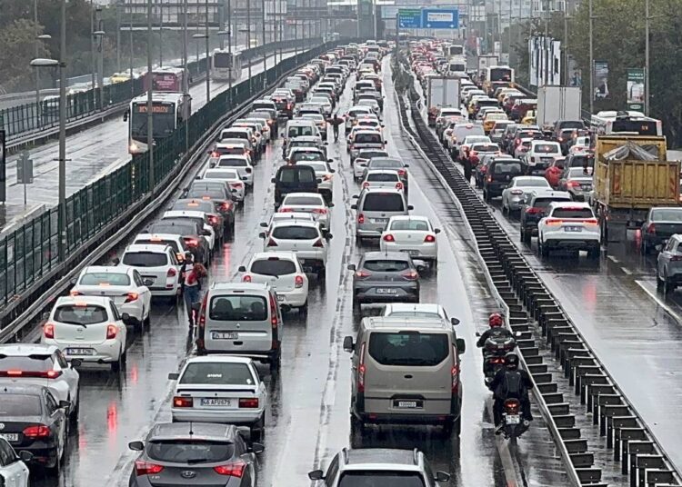 Yağış nedeniyle İstanbul'da trafik yoğunluğu yüzde 80'e ulaştı 1 Yağış nedeniyle İstanbul’da trafik yoğunluğu yüzde 80’e ulaştı