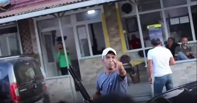 Sokak zorbasının videosunu çekti gözaltına alındı 1 Sokak zorbasının videosunu çekti gözaltına alındı
