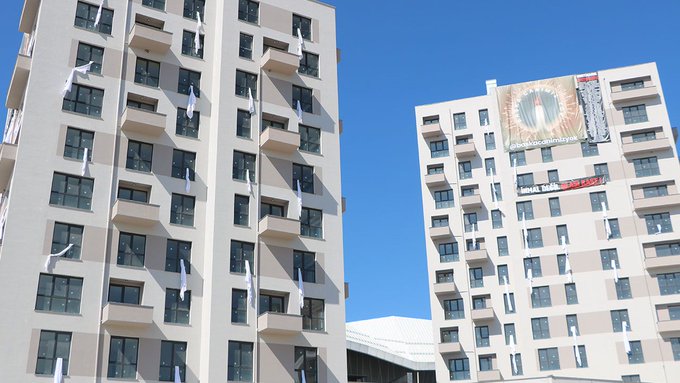 Kartalkaya faciasında eşini ve kızını kaybetmişti: Yaptığı binalara 78 çarşaf astı 1 Kartalkaya faciasında eşini ve kızını kaybetmişti: Yaptığı binalara 78 çarşaf astı