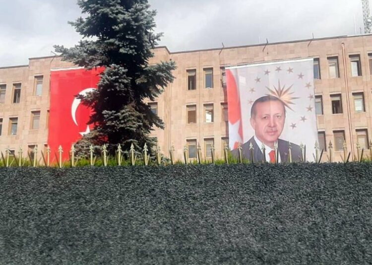 Cumhuriyet tarihinde ilk: TSK binalarına Erdoğan’ın posteri asıldı