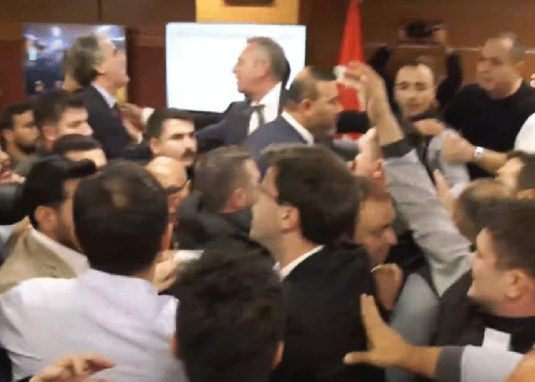 Seçim tekrarları, kavgalar, itirazlar... Bayrampaşa'da belediye AK Parti'ye geçti 1 Seçim tekrarları, kavgalar, itirazlar… Bayrampaşa’da belediye AK Parti’ye geçti