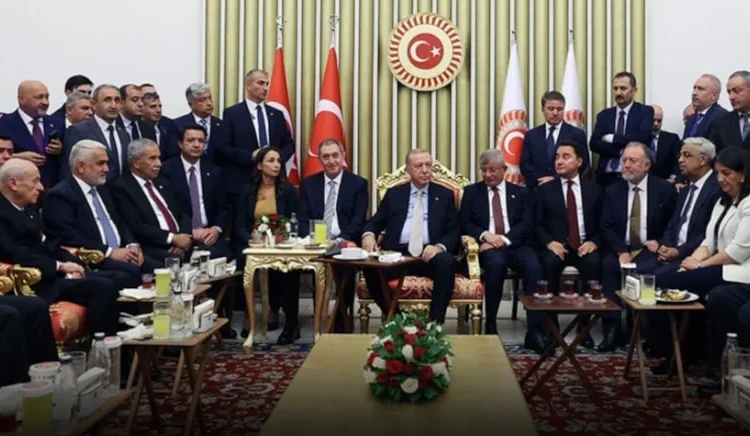 Özgür Özel: ‘O fotoğrafları Erdoğan çektirip servis ettirdi’
