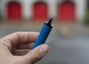 Elektronik sigara, sigara içmeyen gençleri hedef alıyor