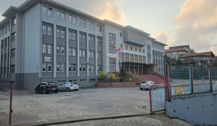 Lisedeki sigara tartışmasında arkadaşının çenesini kırdı 1 Lisedeki sigara tartışmasında arkadaşının çenesini kırdı