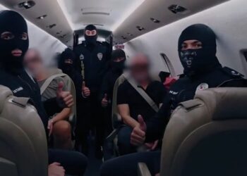Kırmızı bültenle aranıyordu: BAE’de yakalanan iki kişi Türkiye’ye getirildi