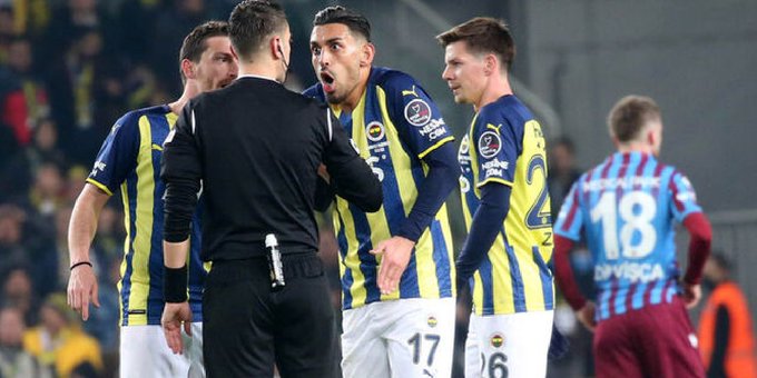 Bahisçi Zorbay Küçük'ün dikkat çeken istatistiği: Fenerbahçeli oyunculara kırmızı kart yağdırmış 1 Bahisçi Zorbay Küçük’ün dikkat çeken istatistiği: Fenerbahçeli oyunculara kırmızı kart yağdırmış