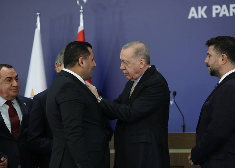 AK Parti'ye katılımlar sürüyor: 7 belediye başkanına rozetlerini Erdoğan taktı 1 AK Parti’ye katılımlar sürüyor: 7 belediye başkanına rozetlerini Erdoğan taktı