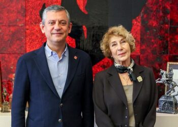 Rozetini Özgür Özel taktı: Yazar Ayşe Kulin CHP'ye katıldı 5 Rozetini Özgür Özel taktı: Yazar Ayşe Kulin CHP’ye katıldı