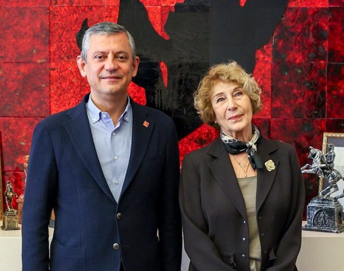 Rozetini Özgür Özel taktı: Yazar Ayşe Kulin CHP'ye katıldı 1 Rozetini Özgür Özel taktı: Yazar Ayşe Kulin CHP’ye katıldı