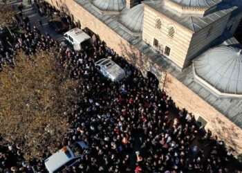 Çöken binada hayatını kaybedenler son yolculuğuna uğurlandı 6 Çöken binada hayatını kaybedenler son yolculuğuna uğurlandı